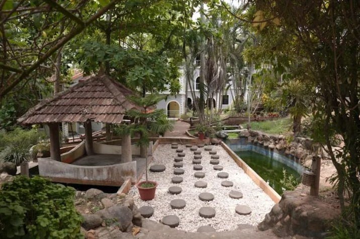 Stepping-stone garden path